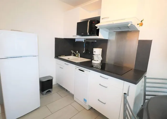 Au Rdc Avec Terrasse, Piscines, Parking Prive Et Proche De La - Fr-1-307-186 Apartment *