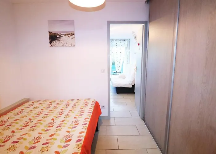 Au Rdc Avec Terrasse, Piscines, Parking Prive Et Proche De La - Fr-1-307-186 Apartment