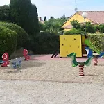 Au Rdc Avec Terrasse, Piscines, Parking Prive Et Proche De La - Fr-1-307-186 Lejlighed *